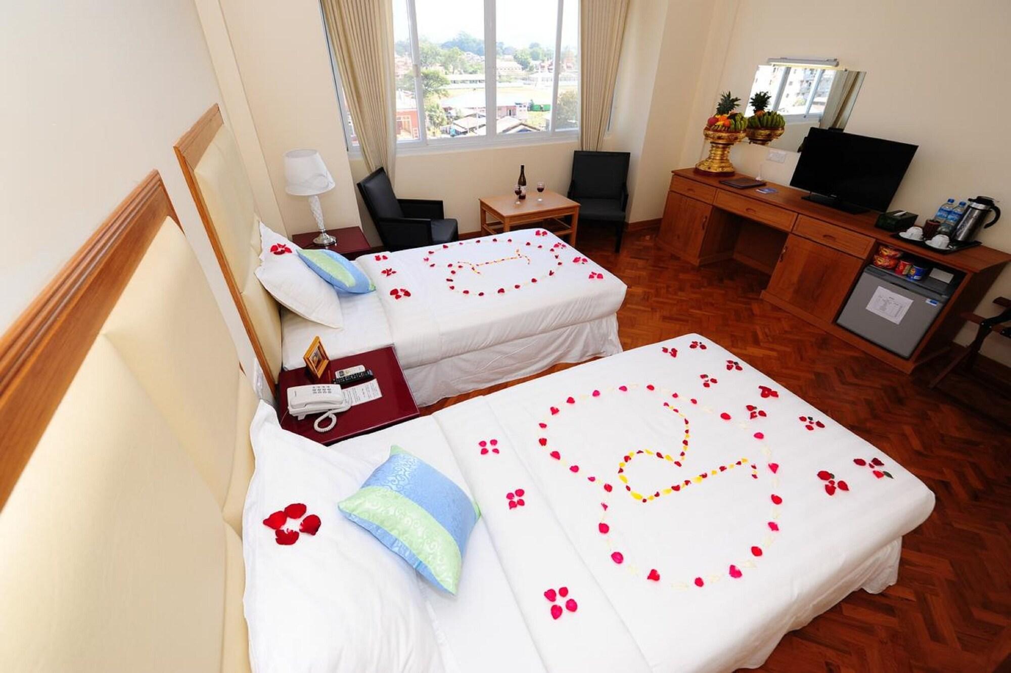 Royal Inlay Hotel Nyaungshwe Exteriör bild