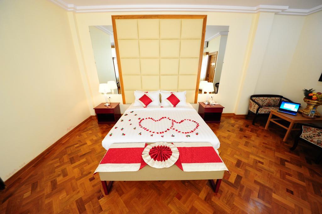 Royal Inlay Hotel Nyaungshwe Exteriör bild