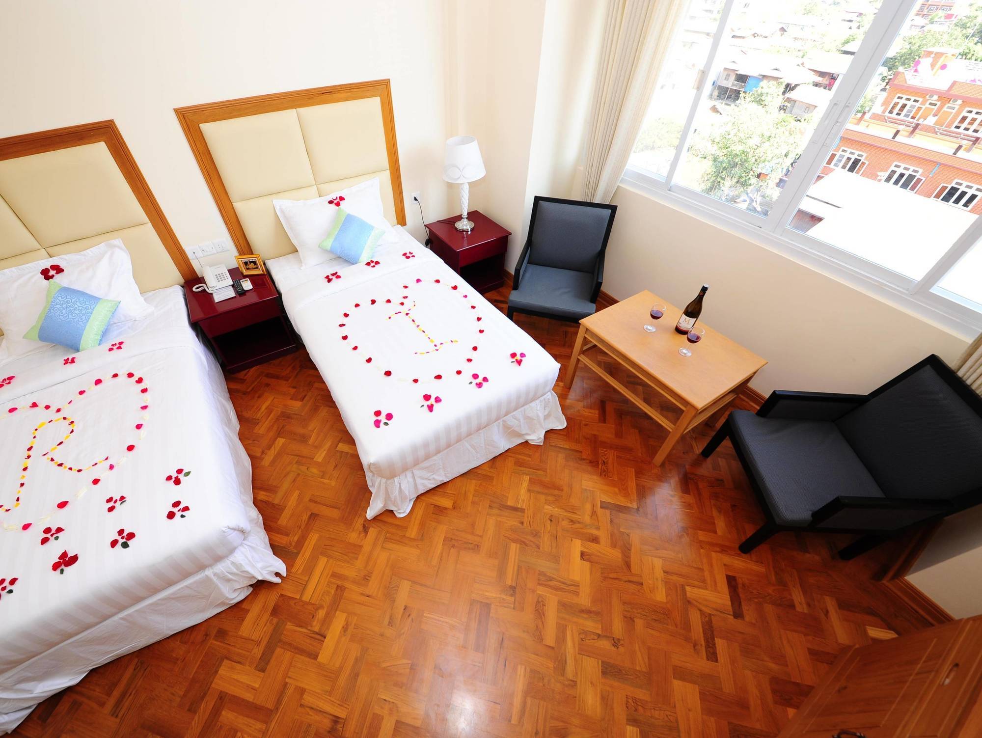 Royal Inlay Hotel Nyaungshwe Exteriör bild